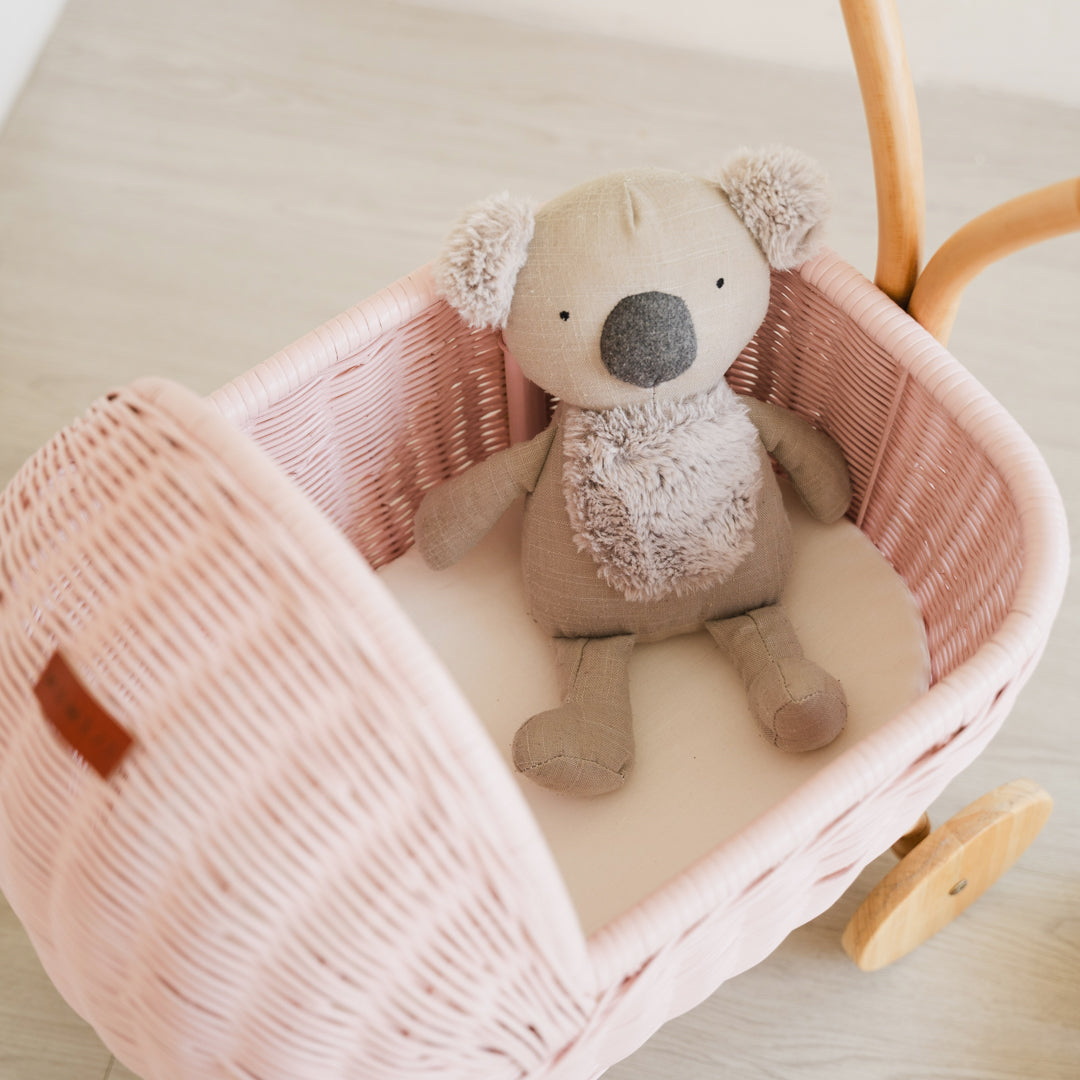 Kereta Dorong Boneka Rotan Colette - Merah Muda