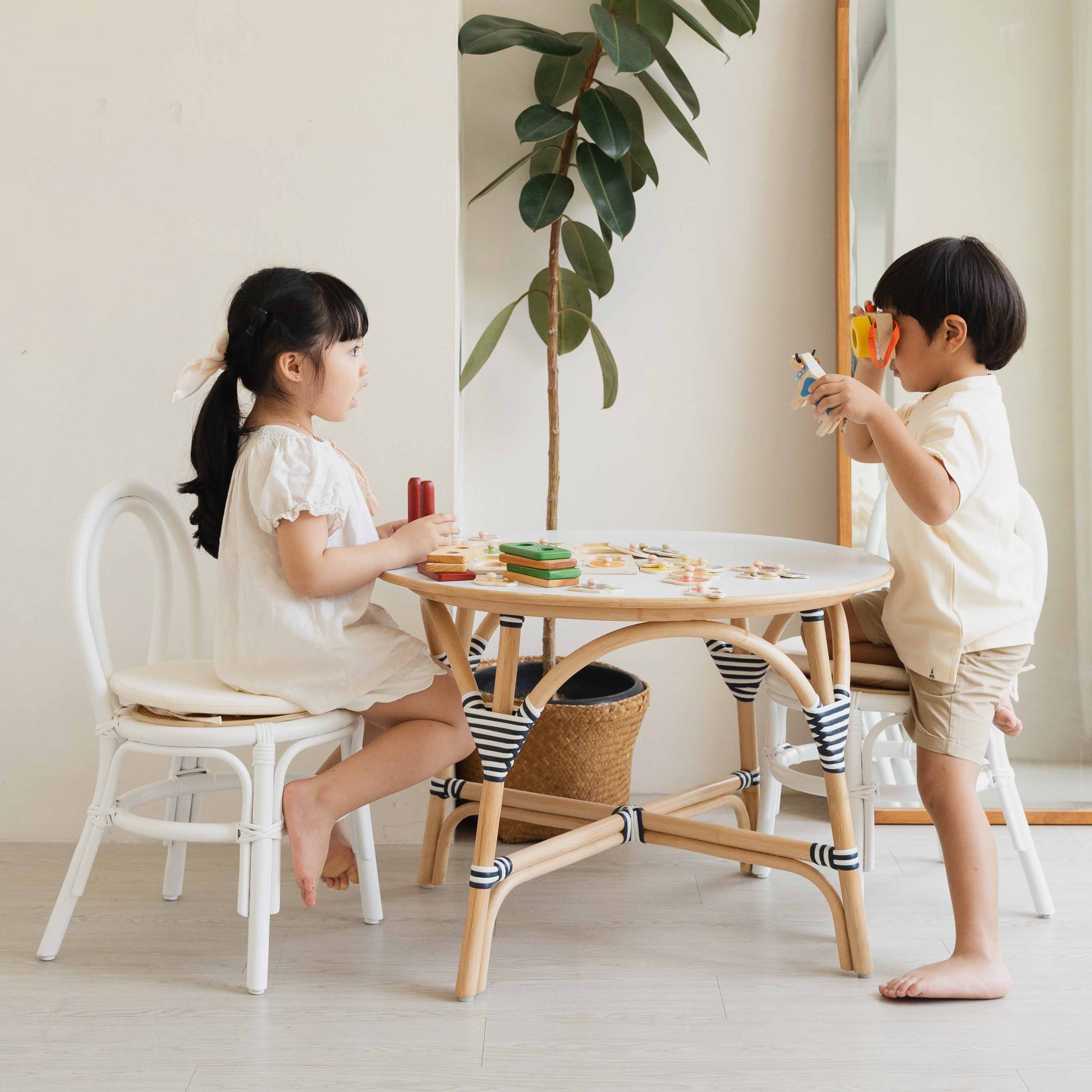Meja Anak Aulia (Sedang) &amp; Set 2 Kursi Anak Aulia